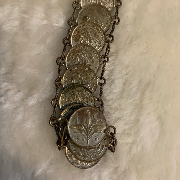 Vintage 1955 coin bracelet with hidden closure - Picture 2 of 3